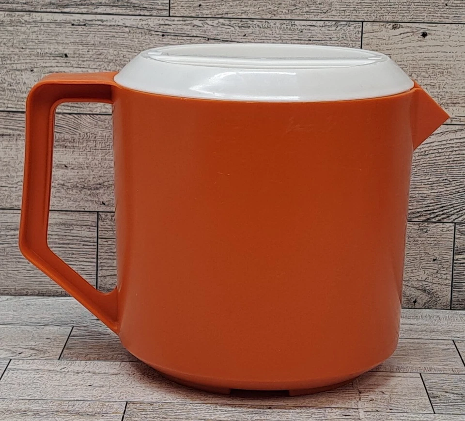 Rubbermaid #2745 VINTAGE Orange & White  1.5 Qt Pitcher w/ Slotted Lid  122307 - Image 1 of 4
