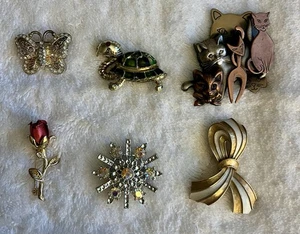 Lote de broches vintage 6 piezas diseños mixtos estrás gato arco rosa tortuga mariposa - Imagen 1 de 9