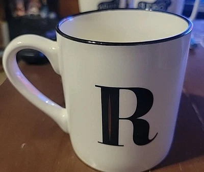Taza THRESHOLD MONOGRAMA R Letra Negro Blanco Dorado Gres 12 oz Taza de Café  Foto 1 de 4