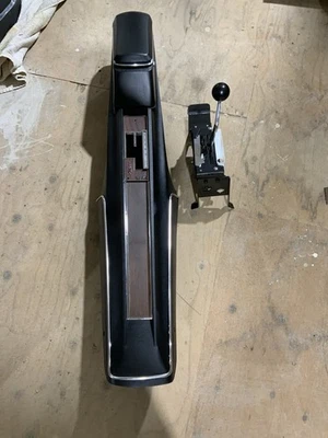 442 Cutlass 1970 1972 consola central automática con palanca de cambios Hurst de doble puerta Foto 1 de 4