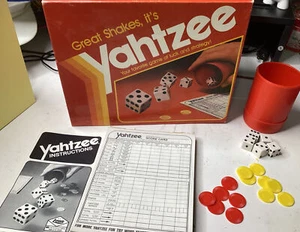 YAHTZEE Dice Game 1982 Milton Bradley  #E950 USED/complete & good condition - Picture 1 of 1