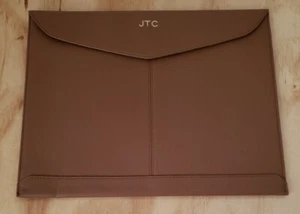 Funda protectora para computadora portátil Leatherology de cuero suave con iniciales JTC (T1) - Imagen 1 de 11