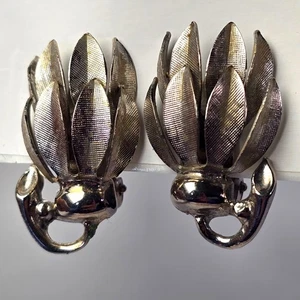 Pendientes de clip Lisner vintage tono plata tulipán texturizado pétalo mediados de siglo - Imagen 1 de 11