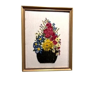 Vintage MCM Crewel gerahmtes Wandbild große Nadelspitze bestickt Blumen mehrfarbig  - Bild 1 von 11
