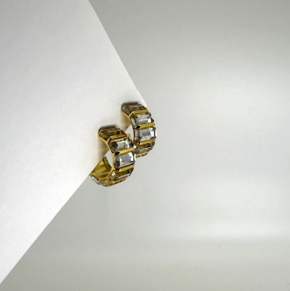 J. Pendientes de aro de piedra trapezoidal Crew chapados en oro vidrio transparente ASO Meghan Markle Foto 1 de 4