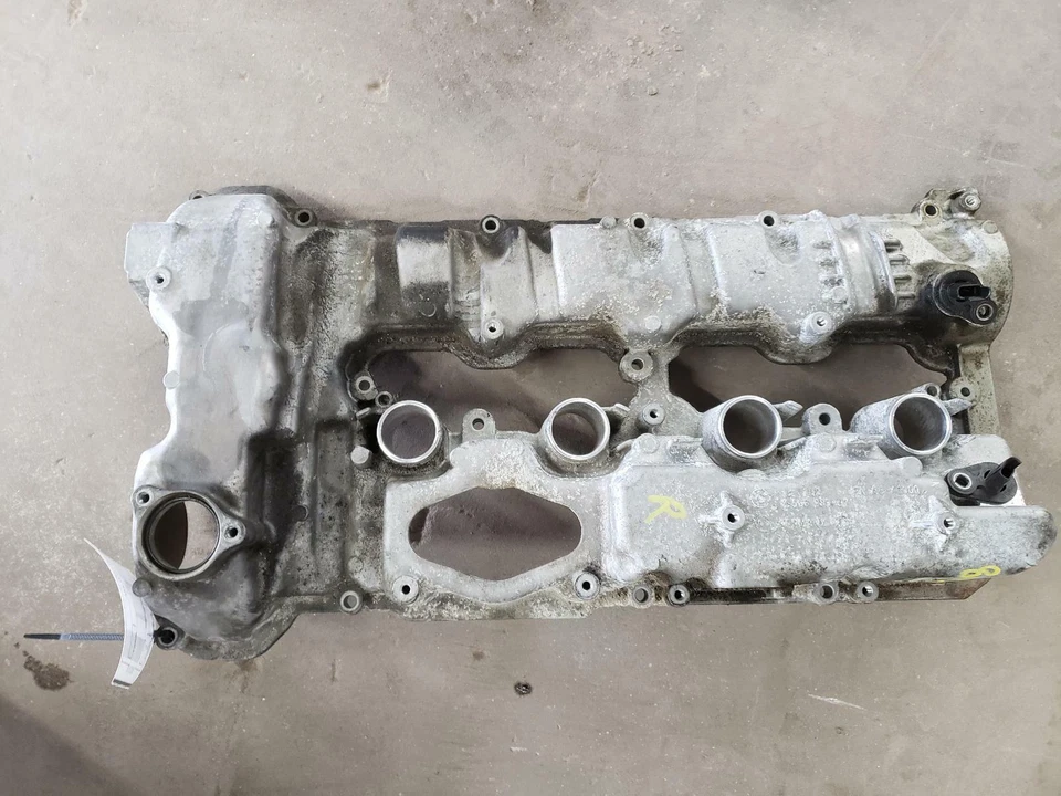 Крышка правого клапана 2014 BMW X6M 4,4 л - Изображение 1 из 4