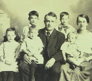 Antigua sepia 1910-1919 9"x7" con estera, fotografía familia guapa, niños - Imagen 1 de 4