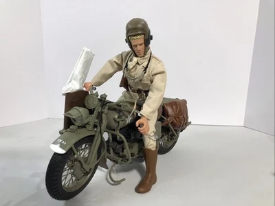 1998 GI Joe Classic U.S. Army Courier & WLA 45 Harley-Davidson 35 Years Figure - Image 1 of 4