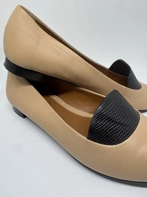 Zapatos planos Fendi para mujer de cuero tostado con adorno de lagarto punta redonda Foto 1 de 4