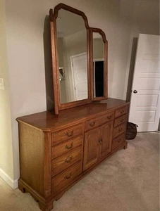 Thomasville American Oak 4-piece Bedroom Suite - Picture 1 of 10
