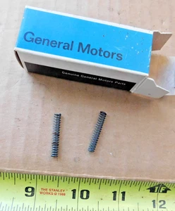 2 NOS CERRADURA PUERTA TRASERA CILINDRO TRINQUETE RESORTES 1959-75 CHEVY STATION WAGONS + OLDS - Imagen 1 de 3