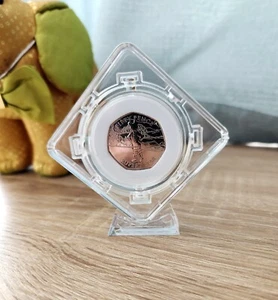 2020 Isola di Man Orso Ruperto moneta 50p in vetrina - Foto 1 di 4