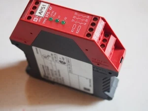 Relais sécurité TELEMECANIQUE PREVENTA XPSAF51230 - Picture 1 of 3