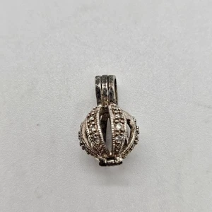 piccolo ciondolo gabbia a sfera tono argento con cristalli - Foto 1 di 4