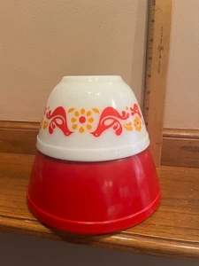 Vintage Pyrex 2 Piece Set Friendship Mixing Bowls #401 #402 Red Bird - Picture 1 of 12