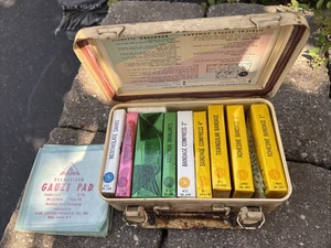 Vintage World War Military Field Gear First Aid Kit Box Metal Tin W/Content - Bild 1 von 12