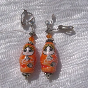CLIPS OU BOUCLES D'OREILLES DORMEUSES AU CHOIX ORANGE "MATRIOCHKA VITAMINES" - Picture 1 of 1