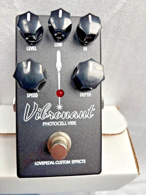 Pedal de efectos para guitarra Lovepedal Vibronaut Photocell Vibe Foto 1 de 3