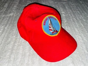 De colección Yupoong NEWPORT BEACH CALIFORNIA Parche de Vela Pana Rojo Sombrero Gorra USADA - Imagen 1 de 18