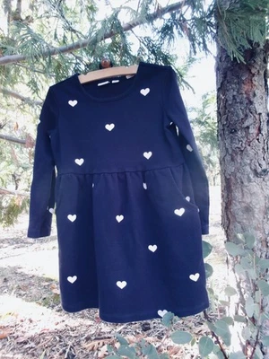 Pulôver Gap Kids azul marinho vestido branco corações manga longa bolsos XS - Imagem 1 de 3