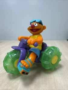 Vinted, Sesamstrasse, Ernie, Trike,, schwimmfähig und mit Aufzugsmechanismus - Bild 1 von 7