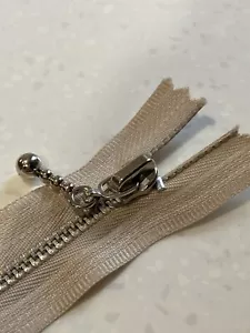 Denti metallici effetto catena a sfera argento 7"" 18 cm cerniera beige confezione taglie disponibili - Foto 1 di 8