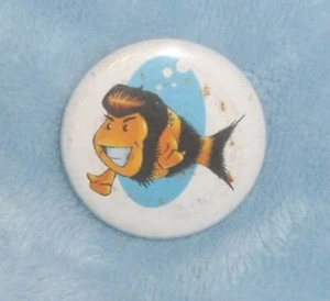 POP CULTURE PINBACKS Gold & Black Fish ELVIS HAIR 1.25" Badge Metal PIN Vintage - Picture 1 of 2