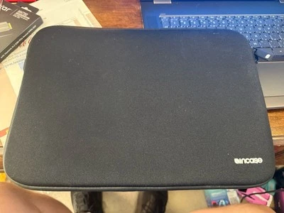 Funda de neopreno para portátil Incase - negra - 13 pulgadas Foto 1 de 4