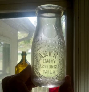 DOWNERS GROVE,ILL BAKER'S DAIRY 1/2 PINT SLUG PLATE EMB MILK BOTTLE - Imagen 1 de 9