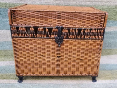 Baúl de mimbre ratán tejido caja herrajes forjados hierro pies de león Foto 1 de 4