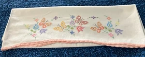 Vintage Kissenbezug mit Blumenstickerei Schmetterlinge. - Bild 1 von 4