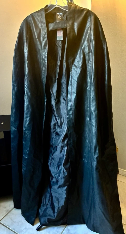 Capa de cuero sintético negra Star Wars Galactic Starcruiser Cosplay  Foto 1 de 4