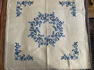 Handgestickte quadratische Tischdecke (naturfarben, Blautöne) 83 x 83 cm Leinen - Bild 1 von 4