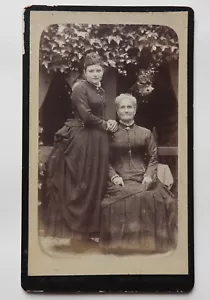 Photo ancienne, format CDV Portrait de 2 femmes (ca 1870-1880) - Foto 1 di 4