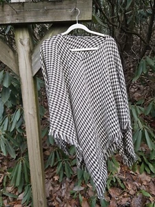 Vintage 70s Ivory Brown Houndstooth Poncho Hippie Sweater One Size Fringe - Picture 1 of 4