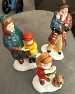 Dept 56 Snow Village Set 3 Accessori Famiglia Caroling Leggi. - Foto 1 di 3