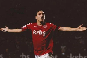 CHARLTON: HOGAN EPHRAIM SIGNED 6x4 ACTION PHOTO+COA - Imagen 1 de 1