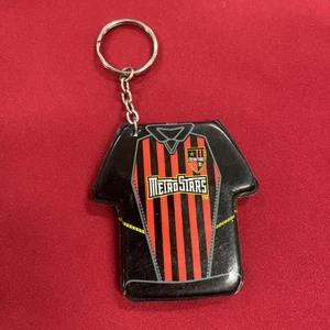 NY Metro Stars Soccer Stripped Red & Black Jersey Shirt Keychain - Imagen 1 de 5