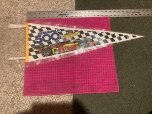 VINTAGE Indianapolis 500 SOUVENIR Pennant BANNER IndyCar Indy 500 - SPEDIZIONE VELOCE - Foto 1 di 3