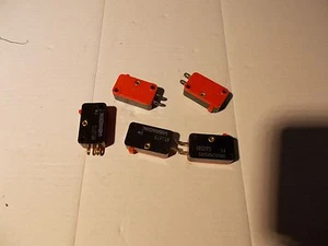 Lote 5, Interruptor Límite Nacional AM5273, 5 Amp 125 V, 3 Amp, 250 V - Imagen 1 de 1