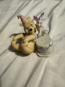 Lenox Disney Showcase Collection Pooh and Ferkel’s Geburtstag Überraschung Figur - Bild 1 von 6