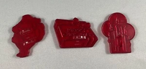 Lote de 3 cortadores de galletas rojas de plástico duro de Papá Noel Feliz Navidad de colección de los años 50 - Imagen 1 de 2