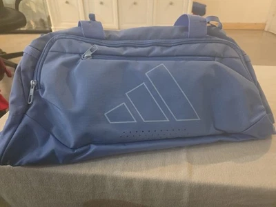 Bolsa de viagem Adidas Defender IV pequena de treinamento azul lúcido acolchoada alças de transporte NOVA - Imagem 1 de 3