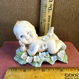 Vintage Lefton Kewpie Baby Doll appoggiato su una foglia fiori che sventolano Giappone MCM decorazione - Foto 1 di 11