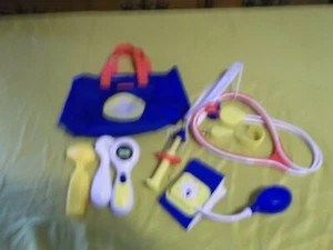 Fisher Price Blue Doctors Medical Kit Bag mit 9 Zubehörteilen - Bin R - Bild 1 von 6