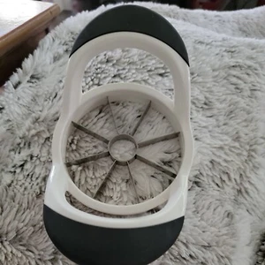 OXO Apple Corer Cutter Divider 8 Stainless Steel Blades Non-Slip Handle - Picture 1 of 8