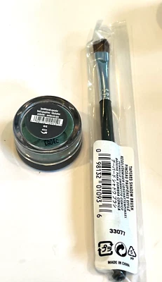BareMinerals Oz Eye Shadow Eyecolor (.01oz) & Tapered Eyeshadow Brush Set - Image 1 of 3