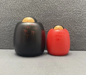 Kokeshi Dolls di Toa Sekiguchi "Oboro" 1 bambola nera, 1 bambola rossa, giapponese - Foto 1 di 14