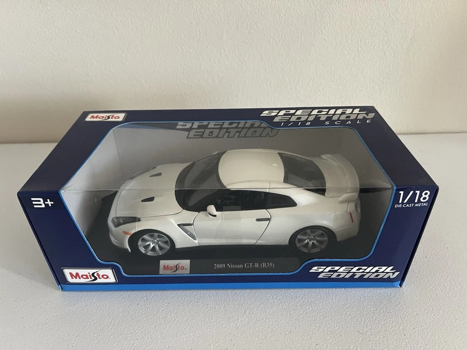 Coche fundido a presión blanco Maisto 1:18 2009 Nissan GT-R (R35) Foto 1 de 3