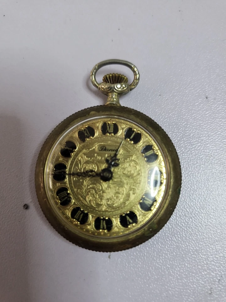 Orologio da tasca vintage ornato tono oro con cassa floreale e movimento meccanico - Immagine 1 di 1